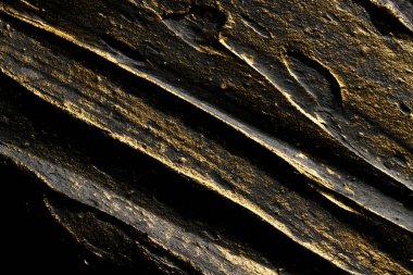 Dekoratif siyah altın macun arka planı. Spatula ile doldurulmuş duvar dokusu, alçı üzerine kaotik çizgiler ve darbeler. Yaratıcı tasarım, taş desen, cemen