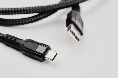 Siyah USB tip C şarj kablosu beyaz arkaplanda izole edildi