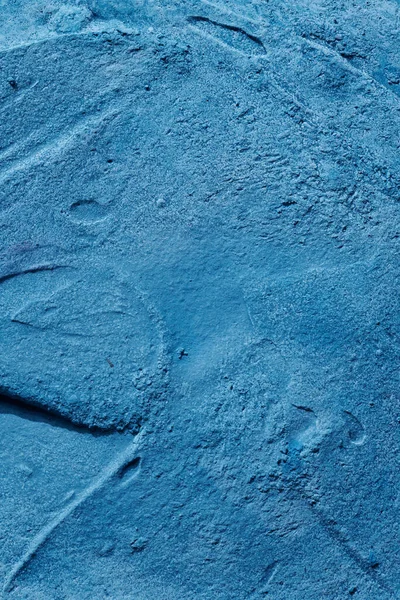 装飾的な青パテの背景 ヘラで塗布されたフィラーペーストで壁のテクスチャ 混沌としたダッシュや石膏の上にストローク 創造的なデザイン 石のパターン — ストック写真