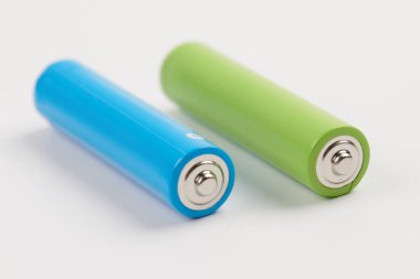 Renkli alkali AAA bataryaları beyaz arkaplanda izole edildi