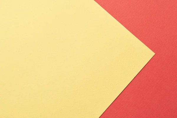 ラフなクラフト紙の背景 紙の質感赤い黄色の色 テキストのコピースペースを持つモックアップ — ストック写真