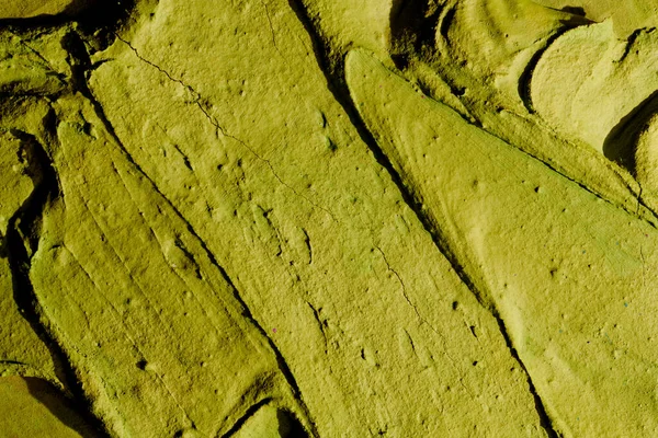 装飾的な緑のパテの背景 ヘラで塗布されたフィラーペーストで壁のテクスチャ 混沌としたダッシュや石膏の上にストローク 創造的なデザイン 石のパターン — ストック写真
