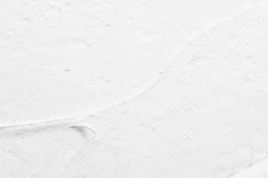 Dekoratif beyaz macun arka planı. Spatula ile doldurulmuş duvar dokusu, kaotik çizgiler ve plastın üzerine vuruşlar