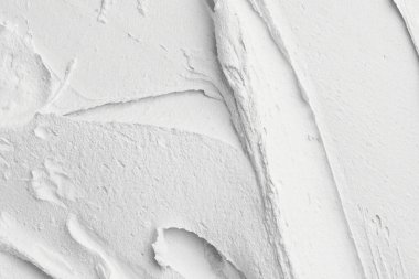 Dekoratif beyaz macun arka planı. Spatula ile doldurulmuş duvar dokusu, kaotik çizgiler ve plastın üzerine vuruşlar