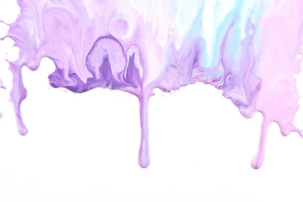 白い紙の上に絵の具が流れ落ちる 紫のインクの塊 アブストラクトな背景 — ストック写真