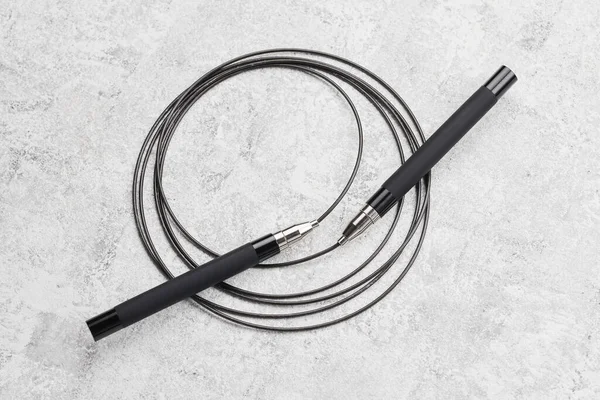 白い灰色の背景に隔離されたロープのクローズアップをスキップ黒フィットネス スポーツ用具 — ストック写真