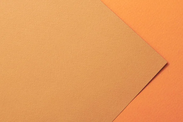 ラフなクラフト紙の背景 紙の質感オレンジの異なる色合い テキストのコピースペースを持つモックアップ — ストック写真