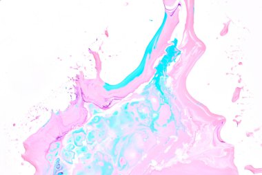 Boya düşer ve beyaz kağıda sıçrar. Çok renkli patlama, pembe mavi mürekkep lekeleri soyut arkaplan, sıvı sanat