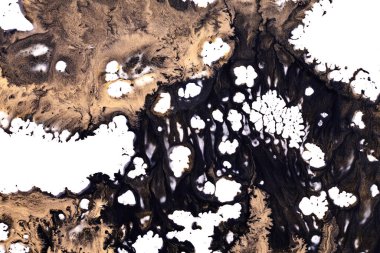 Boya düşer ve beyaz kağıda sıçrar. Çok renkli patlama, siyah altın lekeler soyut arkaplan, sıvı sanat