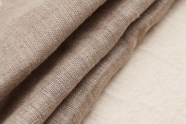 Farklı dokularda ve renklerde çarşaf. Doğal kumaşlar organik keten ve rulo içinde pamuk, el yapımı tekstil. Eko, kırsal, boho, hygge dekoru için çuval bezi ve tuval.