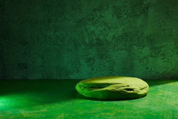 緑の背景に緑の石の表彰台 コピースパック付きの美容製品のための装飾的なテクスチャスタンド — ストック写真