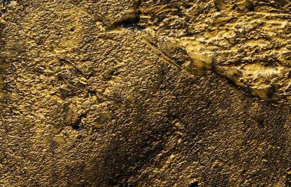 装飾的な黄金の黒パテの背景 ヘラで塗布されたフィラーペーストで壁のテクスチャ 混沌としたダッシュや石膏の上にストローク 創造的なデザイン 石のパターン セメント — ストック写真