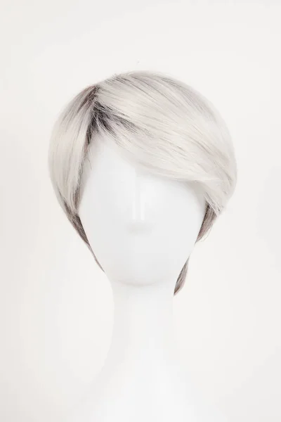 Natural Looking Silver Blonde Wig White Mannequin Head Short Hair — Stock Photo, Image