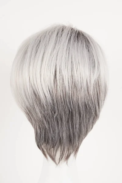 白マネキンの頭部の自然な一見銀のブロンドのウィッグ 白い背景に隔離されたプラスチック製のウィッグホルダーの短い髪 バックビュー — ストック写真