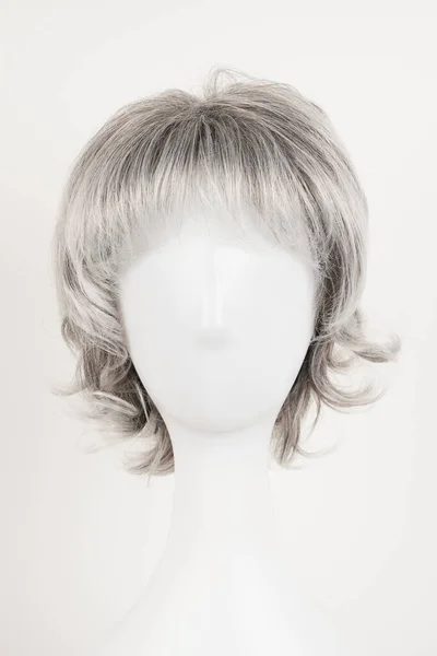 天然的银白色的金黄色假发戴在白色的人体模特头上 塑料假发支架上的短发 白色背景隔离 — 图库照片