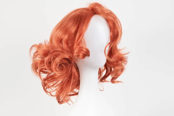 Естественно Выглядящий Рыжий Парик Голове Белого Манекена Волосы Средней Длины — стоковое фото