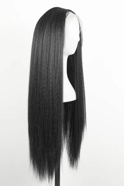Естественный Черный Парик Голове Белого Манекена Длинные Прямые Волосы Металлическом — стоковое фото
