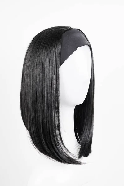 白いマネキンの頭部の自然な一見黒いウィッグ 白地に隔離された金属製のウィッグホルダーの中丈ストレートヘア サイドビュー — ストック写真
