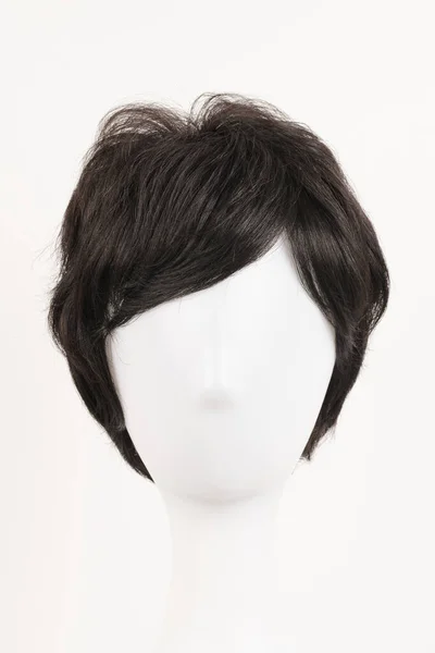 Natürliche Schwarze Perücke Auf Weißem Schaufensterpuppenkopf Kurze Männliche Oder Weibliche — Stockfoto