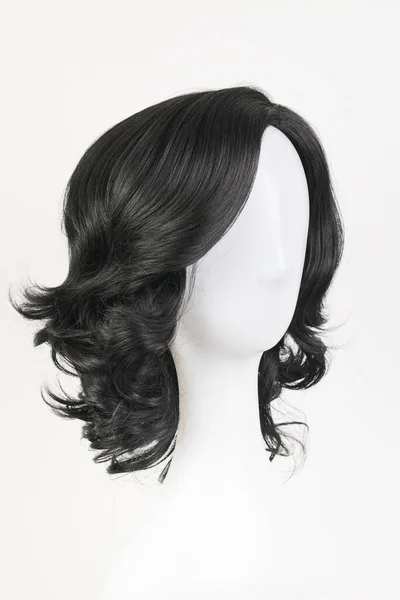 Natürliche Schwarze Perücke Auf Weißem Schaufensterpuppenkopf Mittellanges Lockiges Welliges Haar — Stockfoto