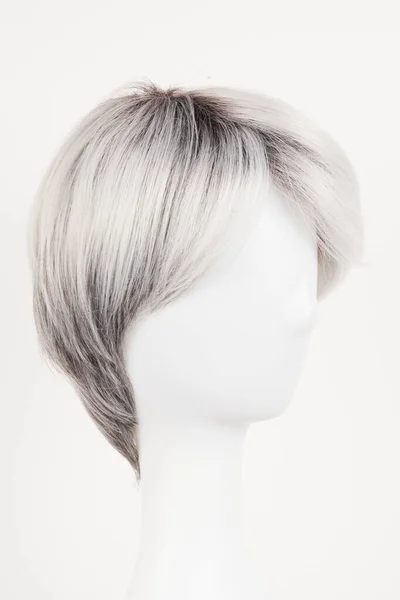 白マネキンの頭部の自然な一見銀のブロンドのウィッグ 白い背景に隔離されたプラスチック製のウィッグホルダーの短い髪 サイドビュー — ストック写真