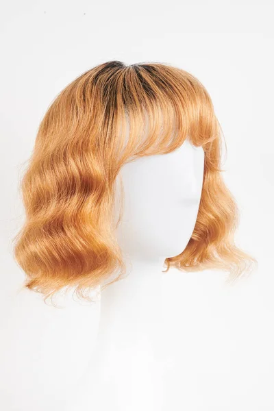 天然的生姜假发戴在白色的人体模特头上 中等长度的头发 卷曲在塑料假发架上 白色背景隔离 侧面观点 — 图库照片
