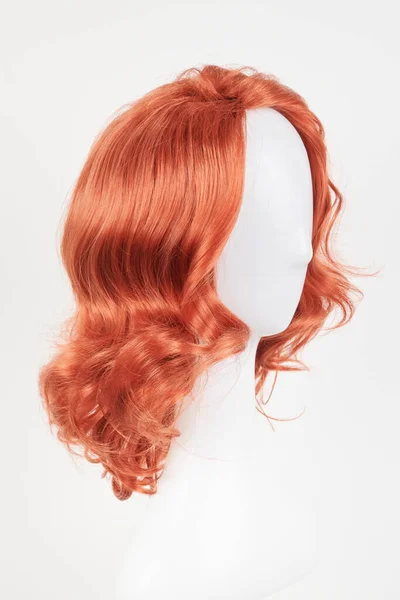 Естественно Выглядящий Рыжий Парик Голове Белого Манекена Волосы Средней Длины — стоковое фото