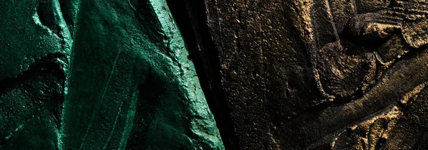 装飾的な黒金緑のパテの背景 ヘラで塗布されたフィラーペーストで壁のテクスチャ 混沌としたダッシュや石膏の上にストローク 創造的なデザイン 石のパターン — ストック写真
