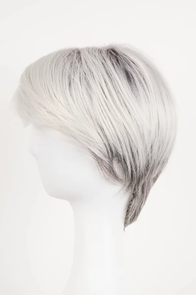 天然的银白色的金黄色假发戴在白色的人体模特头上 塑料假发支架上的短发 白色背景隔离 — 图库照片