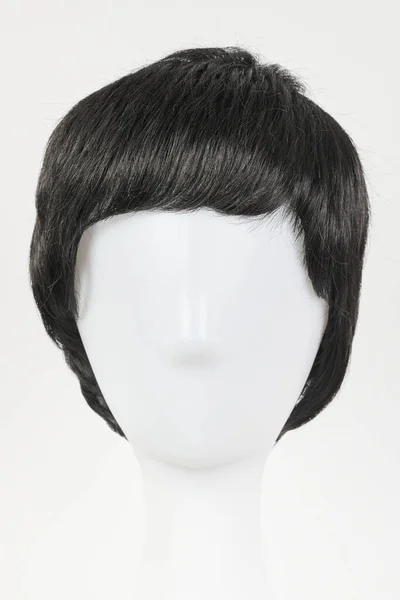 白色人偶头上的天然黑色假发 金属假发架上的短男或短女头发 白色背景隔离 — 图库照片