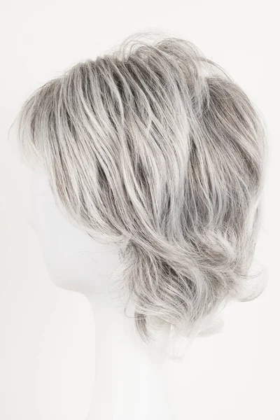 Naturalnie Wyglądająca Srebrna Blond Peruka Białej Głowie Manekina Krótkie Włosy — Zdjęcie stockowe