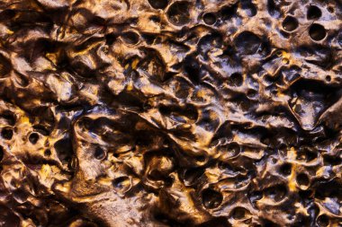 Dekoratif çok renkli altın macun arka planı. Spatula ile doldurulmuş duvar dokusu, alçı üzerine kaotik çizgiler ve darbeler. Yaratıcı tasarım, taş desen, cemen