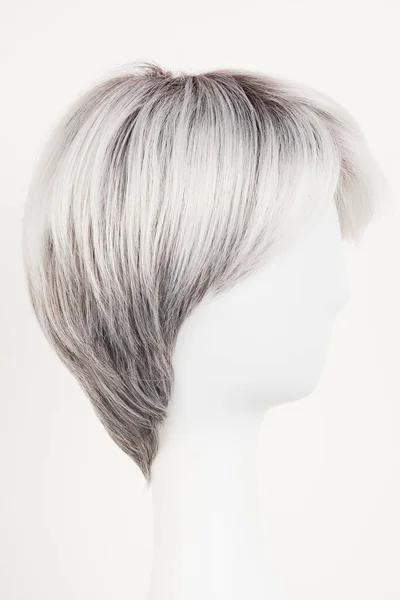 白マネキンの頭部の自然な一見銀のブロンドのウィッグ 白い背景に隔離されたプラスチック製のウィッグホルダーの短い髪 サイドビュー — ストック写真