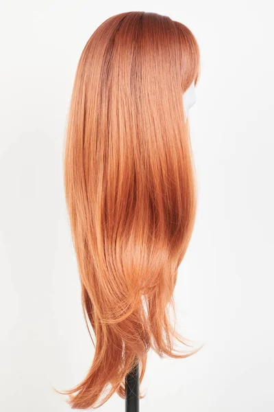 Естественно Выглядящий Рыжий Парик Голове Белого Манекена Длинные Прямые Волосы — стоковое фото