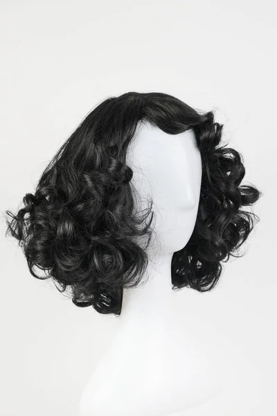 Natürliche Schwarze Perücke Auf Weißem Schaufensterpuppenkopf Mittellanges Lockiges Welliges Haar — Stockfoto