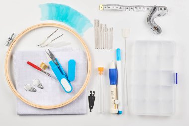 Dikiş seti, çapraz dikiş ve nakış beyaz arka plan, halka, iğne, tuval izole