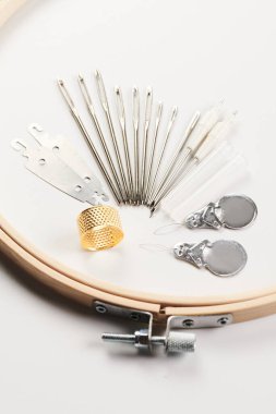 Dikiş seti, çapraz dikiş ve nakış beyaz arka plan, halka, iğne, tuval izole