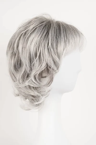 Φυσική Εμφάνιση Ασημί Ξανθιά Περούκα Λευκό Κεφάλι Μανεκέν Κοντές Τρίχες — Φωτογραφία Αρχείου