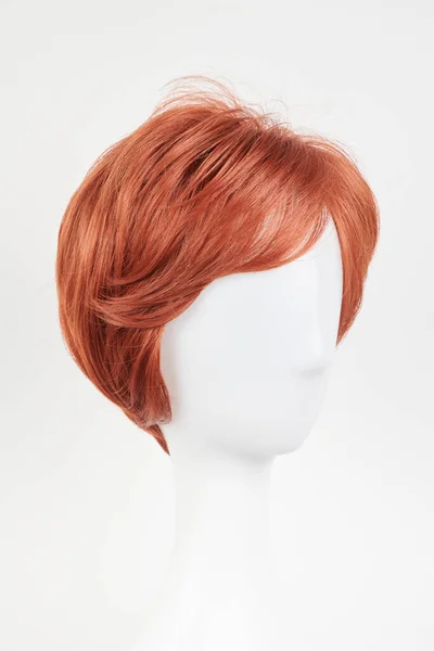 Естественно Выглядящий Рыжий Парик Голове Белого Манекена Короткие Волосы Пластиковом — стоковое фото