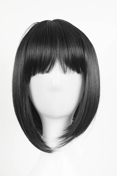 Natürliche Schwarze Perücke Auf Weißem Schaufensterpuppenkopf Mittellanges Glattes Haar Mit — Stockfoto