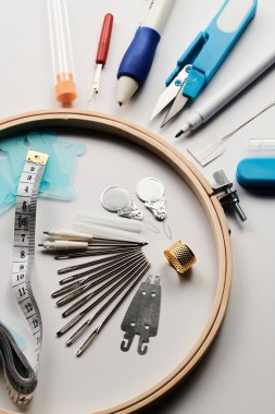 Dikiş seti, çapraz dikiş ve nakış beyaz arka plan, halka, iğne, tuval izole