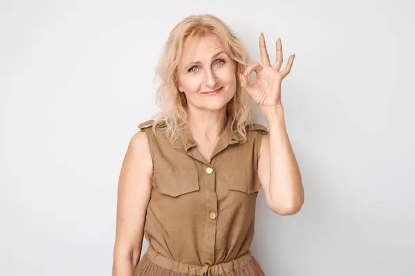 Портрет Взрослой Женщины Показывающей Знак Пальцами Белом Фоне Успешная Карьера — стоковое фото