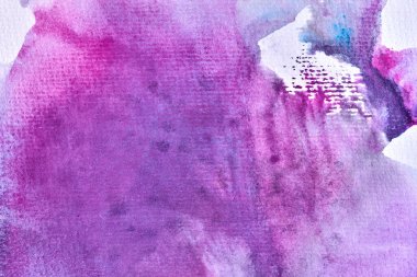 Soyut suluboya arka plan. Lekeli mor boya tuvalde, sanat kolajında.