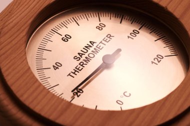 Ahşaptan yapılmış sauna termometresi.