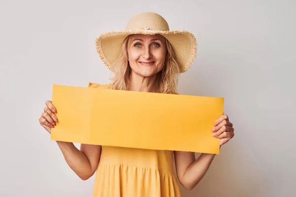 Saman Şapkalı Sarı Elbiseli Olgun Bir Kadının Portresi Elinde Fotokopi — Stok fotoğraf