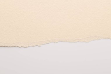 Yırtık kenarlı kağıt parçalarından sanat kolajı. Yapışkan notlar, bej beyaz renkler, defter sayfaları. Soyut arka gruplandırma