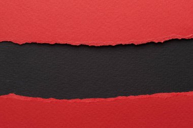 Yırtık kenarlı kağıt parçalarından sanat kolajı. Yapışkan notlar, kırmızı siyah renkler, defter sayfalarının parçalarını topluyor. Soyut arka gruplandırma