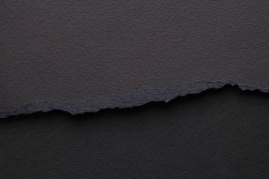 Yırtık kenarlı kağıt parçalarından sanat kolajı. Yapışkan notlar siyah renkler, defter sayfalarının parçalarını topluyor. Soyut arka gruplandırma