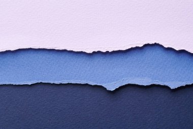 Yırtık kenarlı kağıt parçalarından sanat kolajı. Yapışkan notlar mavi eflatun renkleri topluyor, defter sayfalarının parçalarını topluyor. Soyut arka gruplandırma