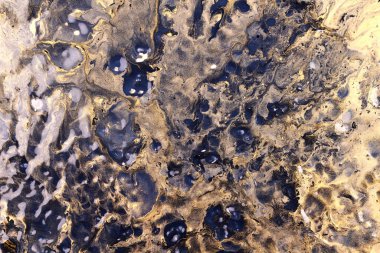 Özel güzel desen, soyut akışkan sanat arkaplanı. Birbirine karışan altın sarısı boyalar. Yazdırma ve dizayn için mürekkep dokusu lekeleri ve çizgileri